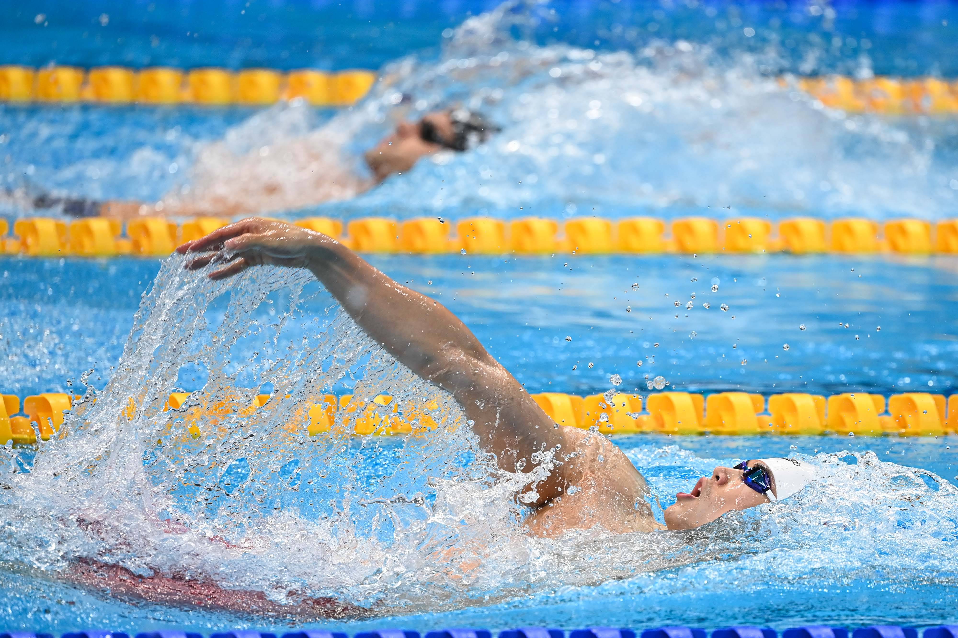 开云体育视频直播-游泳比赛水花飞溅，选手竞逐激烈